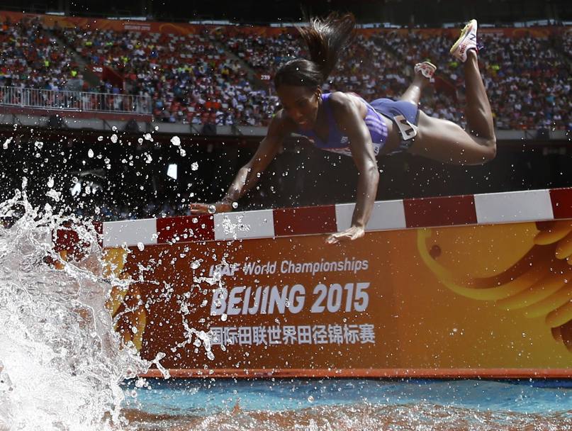 Il panico sul volto della panamense Rolanda Bell, che inciampa nell&#39;ostacolo della riviera durante le batterie dei 3000 siepi ai Mondiali di atleticoa di Pechino. Senza pi controllo, l&#39;atleta centroamericana finisce a testa in gi nella vasca piena d&#39;acqua (Reuters)